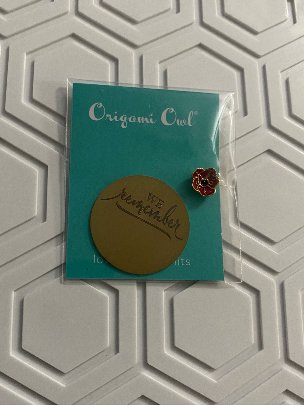 Origami Owl Large Gold "WE Remember" Plate & Poppy Charm Gift Set